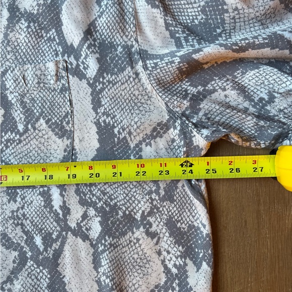 H&M light weight Viscose woven Cropped Drop Shoulder Button Up Shirt L - Picture 5 of 10